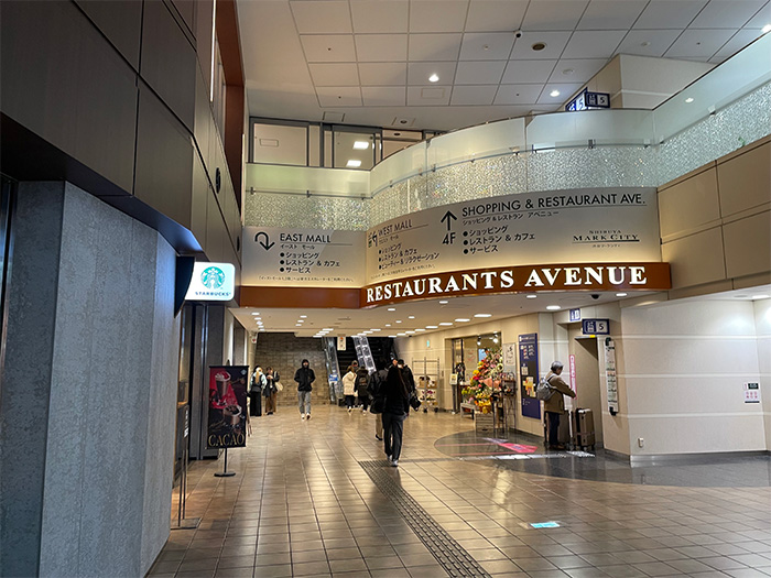 マークシティ4階の通路を直進します